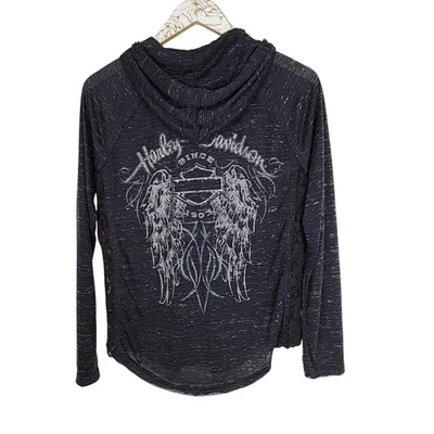 Camisa HARLEY-DAVIDSON para mujer grande negra con capucha Henley encaje acento gráfico alas Foto 1 de 4