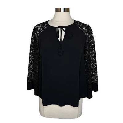 Blusa negra de encaje jacquard Hale Bob para mujer talla pequeña Foto 1 de 4