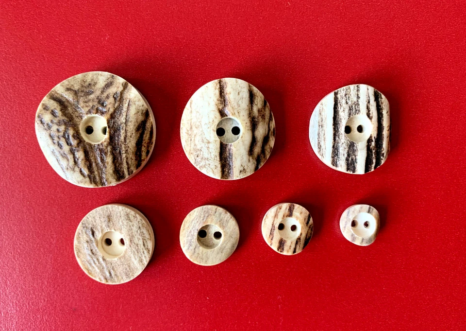 Echte Hirschhorn-Knöpfe Trachtenknöpfe, Hell, 2-Loch mit Fadenkessel, 12 - 32 mm - Bild 1 von 4