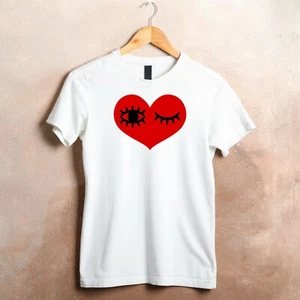 T-SHIRT SHIRT MODE FASHION HERZ VALENTINSTAG JUBILÄUM AUGEN WIMPERN TOP - Bild 1 von 7