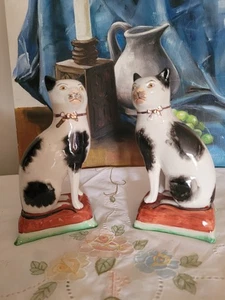 Par de figuras antiguas de gatos de cerámica de Staffordshire - Imagen 1 de 24