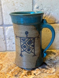"Taza artesanal de cerámica petroglifo de Lois Hinman 6"" de alto" - Imagen 1 de 6