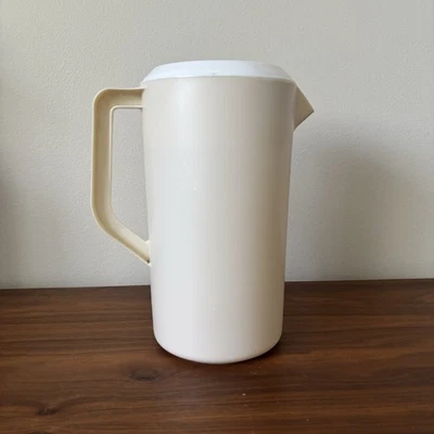 Jarra Rubbermaid vintage 2 1/4 cuartos beige con tapa blanca 2445 Foto 1 de 4