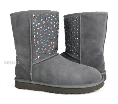 Botas UGG Classic Short Stud II de piel de gamuza carbón para mujer talla 7 -NUEVAS EN CAJA- Foto 1 de 4