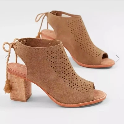 Sandálias Toms Elba camurça bronzeada peep toe salto bloco tamanho 7.5 gravata borla tornozelo - Imagem 1 de 4