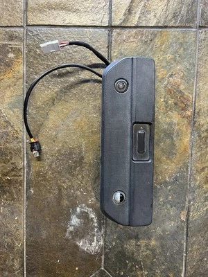 Manija de puerta trasera usada OEM GM # 84758071 Chevrolet/GMC Foto 1 de 4