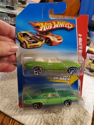 Hot Wheels Confezione da 2 pezzi con una Chevelle SS Wagon '70 e Plymouth Superbird '70. - Immagine 1 di 4