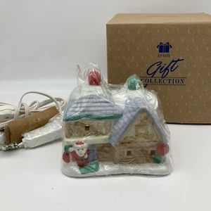 De colección AVON Santa Town Santa's House 1994 Ilumina la Casa de Navidad - ¡NUEVO EN CAJA! - Imagen 1 de 7
