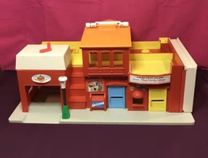 Fisher Price Little People Play Family Village 1973 estación de bomberos teatro policía - Imagen 1 de 7