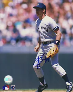 Steve Sax Signed New York Yankees Fieding Action 8x10 Photo - (SCHWARTZ COA) - Picture 1 of 1