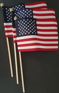 Mini banderas americanas de 4""X6"" en palos de 10"" con bola de oro superior 3 banderas/paquete - Imagen 1 de 1