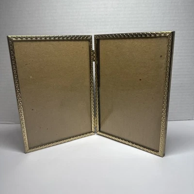 复古 MCM 装饰金色金属双折双人 (5"x 7"")x2 铰边相框 GUC — 第 1/4 张图片