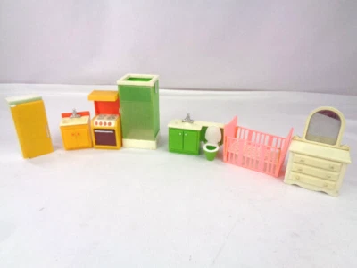 Muebles vintage para casa de muñecas Fisher Price Mid-Century - baño de aguacate - cocina dorada Foto 1 de 4