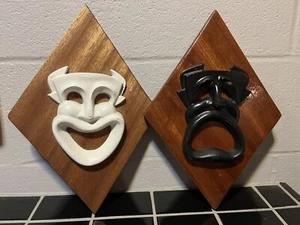 Juego de Máscara de Pared de Madera Montada en Tragedia de Comedia De Colección Metal Negro Blanco Hecho a Mano Firmado - Imagen 1 de 4