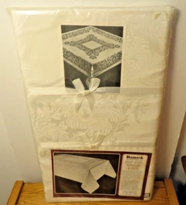 Damask 68 x 88 oval tablecloth, 60% cotton, 40% rayon, white, Vintage - Picture 1 of 4