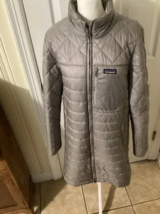 "Abrigo parka acolchado gris Patagonia para mujer talla X-grande 35"" de largo" - Imagen 1 de 12