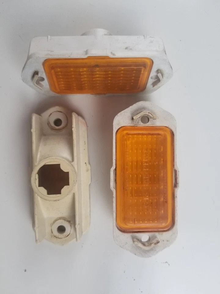 OEM GM 5960385 Amber Front Side Marker Lights Used - Image 1 of 1