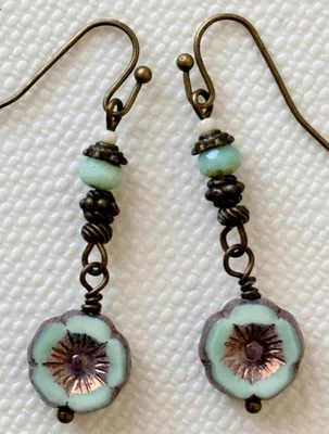 Pendientes de cuentas checas Picasso de bronce grabado con azul verde. Flores. Bloom. Foto 1 de 4