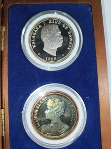 1985 Weihnachten Akahi Dala Set Kalakaua I & Königin Liliuokalani Original Holzbox  - Bild 1 von 7