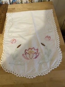 Vintage Embroidered Floral Dresser Scarf flower 32 x14 - Picture 1 of 2