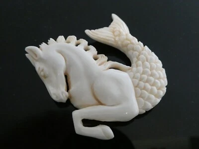 Colgante amuleto hueso Bubalus Bubalis caballo pez místico tallado hipocampo Foto 1 de 4