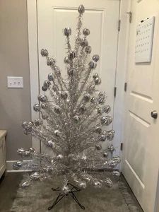 SPARKLER, STAR, POM POM 6 ft 91 BRANCHES ALUMINUM CHRISTMAS TREE in Box - Picture 1 of 19