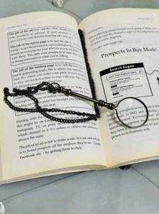 Antica lente di ingrandimento in ottone con catena in ottone per lettura - - Foto 1 di 4