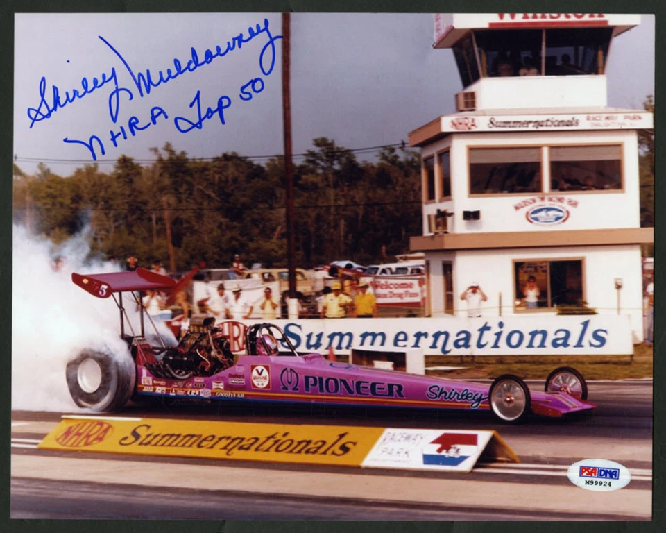 Foto 8x10 firmada por Shirley "Cha Cha" Muldowney NHRA Dragster PSA/ADN AUTOGRAFIADA Foto 1 de 1