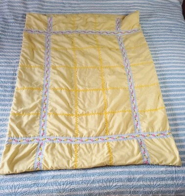 Manta de cuna de felpa de guinga amarilla hecha a mano vintage con encaje en zig zag Foto 1 de 4