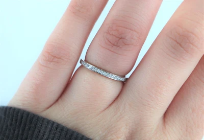 Alianza de boda de eternidad de 2 mm con diamantes redondos de platino Tacori de $4,990 6,5 Foto 1 de 4