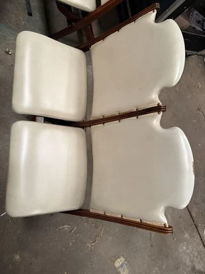 Винтажные складные двухместные скамейки дерево с белым кожаным сиденьем и спинкой очень хорошее состояние - Изображение 1 из 4