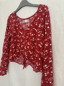 Hollister women’s long sleeved v neck red floral cropped blouse top size M - Picture 1 of 5