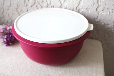Tigela de Mistura Tupperware Ultimate A28 Vineyard Vermelha 6 Litros 25 Xícaras Fundo Plano - Imagem 1 de 4