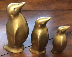 "Familia de pingüinos de latón macizo de colección de 3 grandes comerciantes de ciudad de 4,5"" - 3,5"" - 2,5""" - Imagen 1 de 7