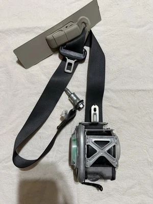 2009 - 2014 Nissan Maxima Drivers retrator de cinto de segurança dianteiro (OEM) preto testado - Imagem 1 de 4