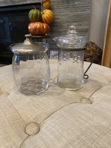 Klar geätztes Glas Milchkännchen mit Glasdeckel und Griff & geätztem Zucker mit Metalldeckel - Bild 1 von 8