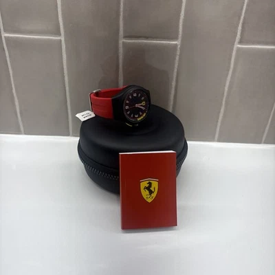 RARO Reloj Hombre Banda Roja Scuderia Ferrari Pit Crew #830278 Caja Incluida Como Nuevo Foto 1 de 4