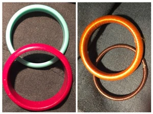 VINTAGE Armreif Armband 4 Stück 2 Seidenfaden & 2 Lucite Retro Chunky - Bild 1 von 4