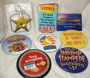 Lote de 8 prendedores de marketing redondos grandes de hojalata y plástico vintage  - Imagen 1 de 3