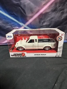 JADA JDM TUNERS 1972 DATSUN 650 PICKUP CAMION BEIGE BIANCO 1:24 MODELLINO AUTO PRESSOFUSO - Foto 1 di 6
