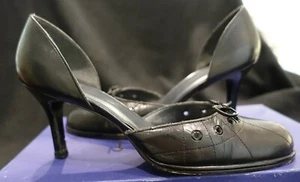 ¡Gran compra! Stuart Weitzman 7B Omega Negro Niño $205 3" Bomba Lado Abierto Clásico - Imagen 1 de 9