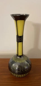 Vintage Chartreuse / neongelbe Glasvase in Flaschenform mit Silberüberfang - Bild 1 von 11