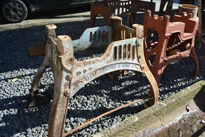 Pies de máquina mesas parte inferior hierro fundido Bamford rojo oxidado original antiguo - Imagen 1 de 4