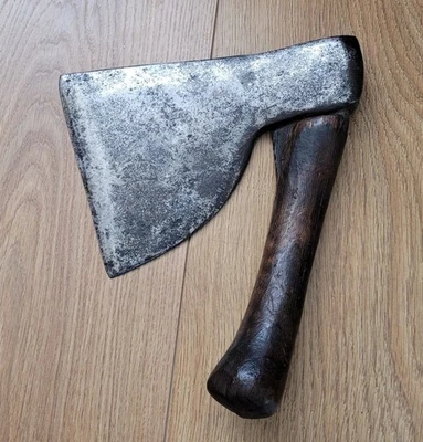 Outils anciens -Petite hache forgée au manche déporté - rare modèle de gaucher - Photo 1/4