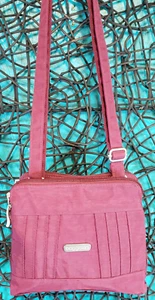 baggallini Umhängetasche Reise 7"x6,5"x1,25" Cranberry Plissee vorne Reise - Bild 1 von 15