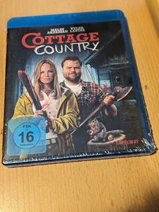 Cottage Country - Blu Ray -OVP - Horrorkomödie - Foto 1 di 1