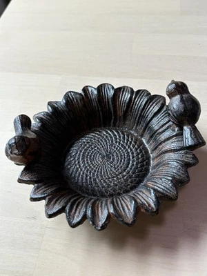 Pequeños tortolitos rústicos de hierro fundido posados en girasol jardín comedero para pájaros baño Foto 1 de 3