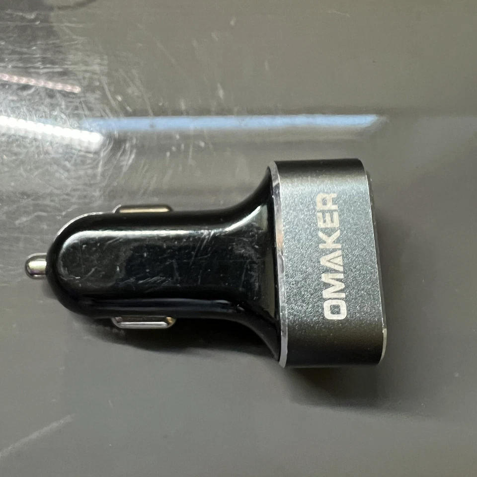 OMAKER 自适应快速充电三端口车载充电器 — 第 1/2 张图片