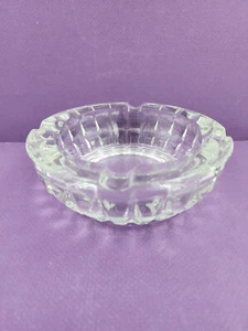 De colección ~ Cenicero redondo facetado y estriado de vidrio transparente pesado ~ 6" ~ 4 ranuras - Imagen 1 de 7