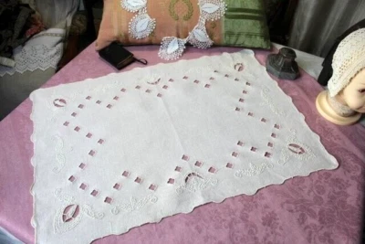 Grand napperon ancien en fil de lin brodé  / Linge ancien 337916-5 - Photo 1/4